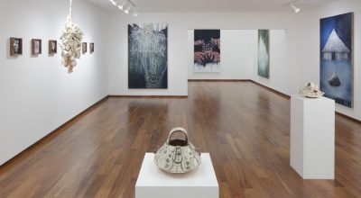 Vista de la exposición La sombra de la montaña tiene tatuajes, de Noé Martínez, en Proyectos Monclova, Ciudad de México, 2025. Foto cortesía de la galería