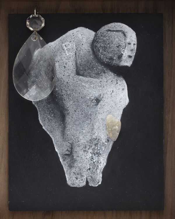 Noé Martínez, Razones minerales III, 2024. Óleo sobre placa de cobre, cristales antiguos recuperados, cadena de plata y cuarzo, enmarcado en madera de nogal americano, 23 x 19 x 4 cm. Cortesía: Proyectos Monclova