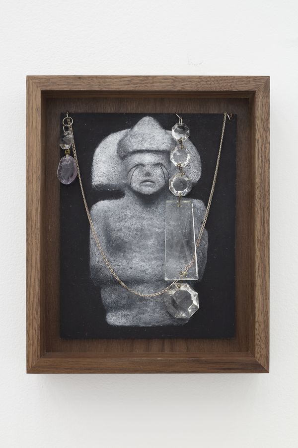 Noé Martínez, Razones minerales II, 2024. Óleo sobre placa de cobre, cristales antiguos recuperados, cadena de plata y cuarzo, enmarcado en madera de nogal americano, 23 x 19 x 4 cm. Cortesía: Proyectos Monclova