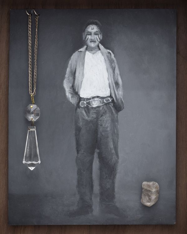 Noé Martínez, Calmecayo, comunidad, 31 de mayo 1954, 2024. Óleo sobre placa de cobre, cristales antiguos recuperados, cadena de plata y cuarzo, enmarcado en madera de nogal americano, 23 x 19 x 4 cm. Cortesía: Proyectos Monclova