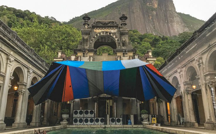 Allan Weber, Serie Día de baile, 2021. Lona sobre edificio Parque Lage. Cortesía: Premio PIPA (Brasil)