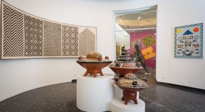 "Chomos volantes" (2018-2020), cerámicas con diseño kené de Agustina Valera y su hijo Oliver Agustín, en la exposición "Amazonía contemporánea. Colección Hochschild Correa – Perú", Museo Lázaro Galdiano, Madrid, 2025. Foto cortesía del museo