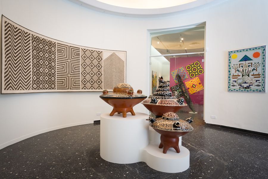 "Chomos volantes" (2018-2020), cerámicas con diseño kené de Agustina Valera y su hijo Oliver Agustín, en la exposición "Amazonía contemporánea. Colección Hochschild Correa – Perú", Museo Lázaro Galdiano, Madrid, 2025. Foto cortesía del museo