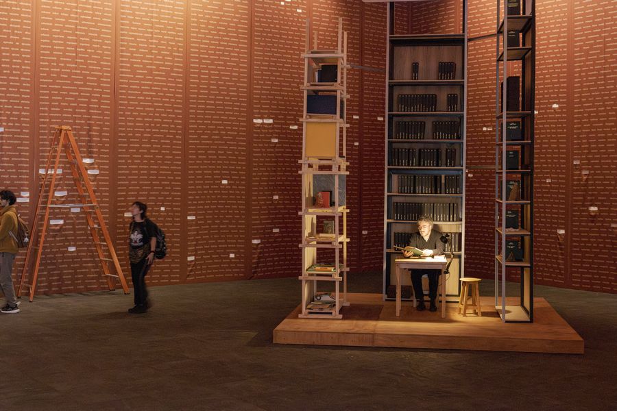 Obras de David Medina y María Isabel Arango en la exposición La madre, las palabras con los nombres, un sorbo y cuatro rayos, 2025-2025. Foto: Juan Fernando Castro. Cortesía: Fragmentos, Espacio de Arte y Memoria, Bogotá