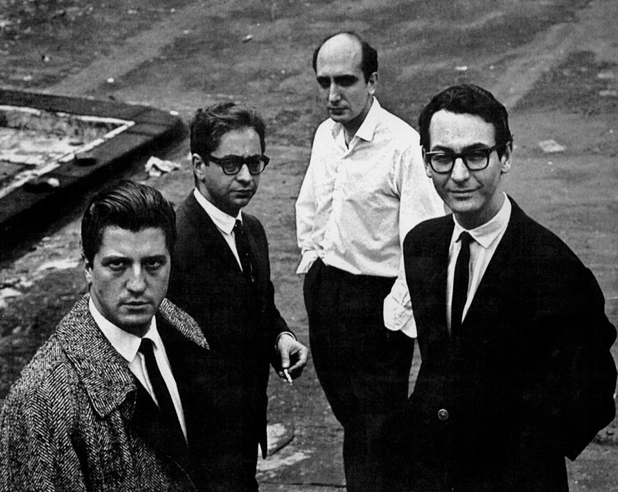 El grupo Nueva Figuración en Buenos Aires, fotografiado por Sameer Makarius en 1963. De izquierda a derecha: Rómulo Macció, Ernesto Deira, Luis Felipe Noé y Jorge de la Vega. Foto libre de derechos