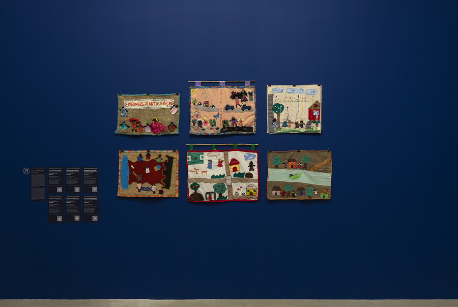 Arpilleras del Movimento dos Atingidos por Barragens. Exposición Érase una vez: Visiones del cielo y de la tierra, Pina Contemporânea São Paulo, 2024-2025. Foto: Isabella Matheus