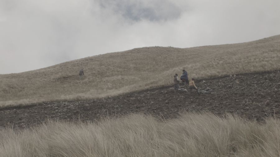 Gianine Tabja, No podemos luchar contra lo que somos (2019). Acción durante 7 días junto a la familia de Máxima Acuña en Tragadero Grande, Cajamarca. Still de video de la acción. Cortesía de la artista