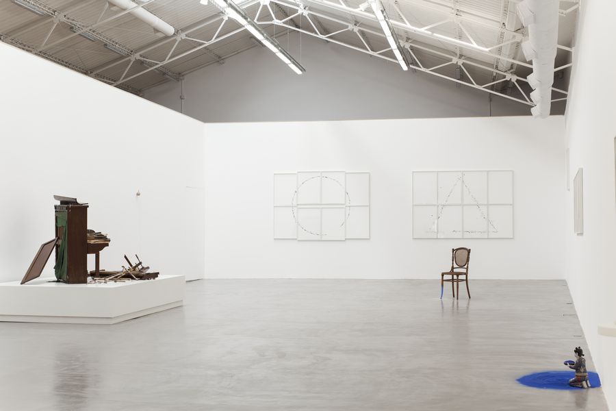 Liliana Porter, Reparar el piano y otros compromisos, 2015. Galería Ruth Benzacar, sede Villa Crespo, Buenos Aires, 2015. Foto: Javier Agustín Rojas