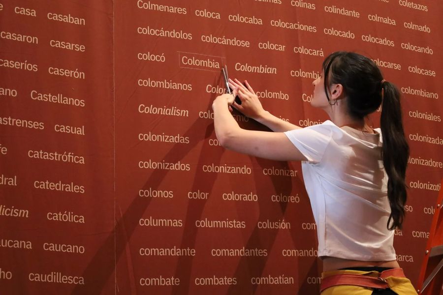 María Isabel Arango, Palabras, palabras, palabras, 2024. Tela sublimada. Foto: Juan Fernando Castro. Cortesía: Fragmentos, Espacio de Arte y Memoria, Bogotá