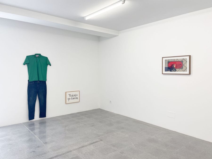 Vista de la exposición Sueños guardados en granos de maíz, de Edgar Calel, en La Oficina, Madrid, 2025. Foto cortesía de la galería.