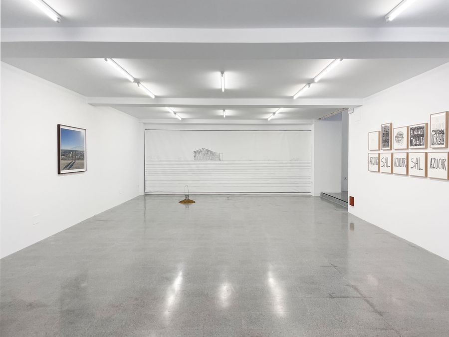 Vista de la exposición Sueños guardados en granos de maíz, de Edgar Calel, en La Oficina, Madrid, 2025. Foto cortesía de la galería.