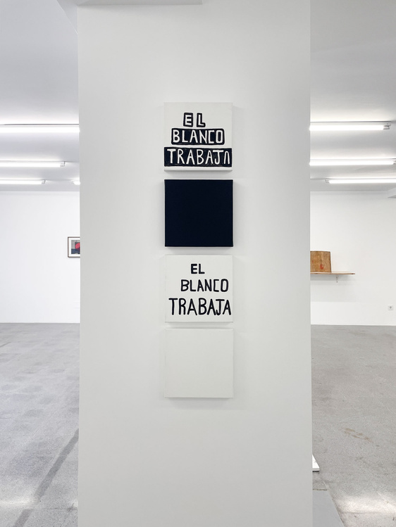 Vista de la exposición Sueños guardados en granos de maíz, de Edgar Calel, en La Oficina, Madrid, 2025. Foto cortesía de la galería.