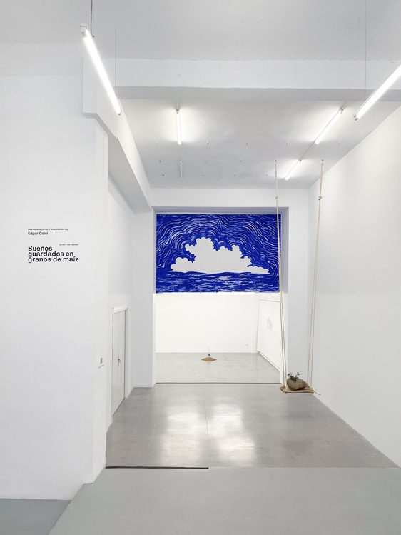 Vista de la exposición Sueños guardados en granos de maíz, de Edgar Calel, en La Oficina, Madrid, 2025. Foto cortesía de la galería.
