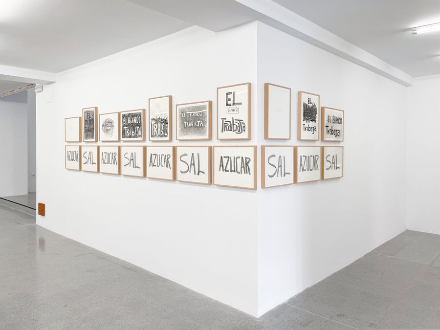 Vista de la exposición Sueños guardados en granos de maíz, de Edgar Calel, en La Oficina, Madrid, 2025. Foto cortesía de la galería.