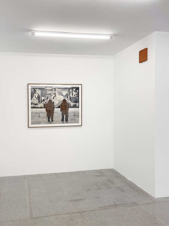 Vista de la exposición Sueños guardados en granos de maíz, de Edgar Calel, en La Oficina, Madrid, 2025. Foto cortesía de la galería.