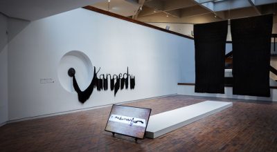 Vista de la exposición Antü ñi kuram, de Seba Calfuqueo, en el MAMBO, 2025. Registro: Diego Argote