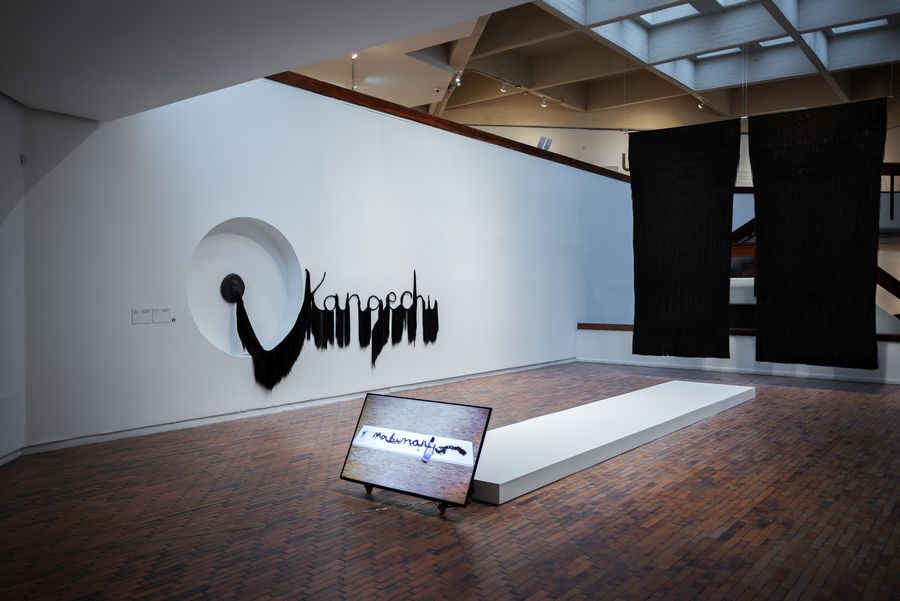 Vista de la exposición Antü ñi kuram, de Seba Calfuqueo, en el MAMBO, 2025. Registro: Diego Argote