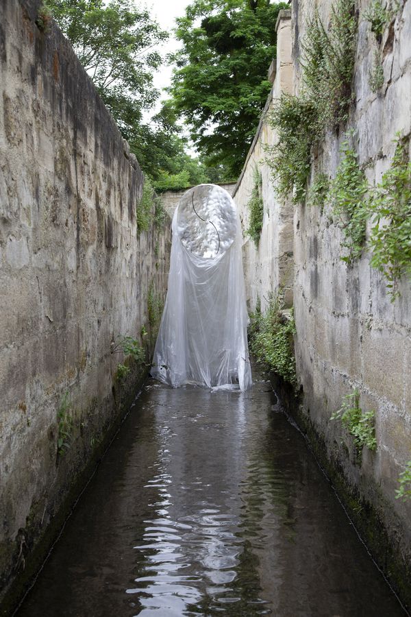 Ángela Jiménez, Ghost Antenna, 2021. Coberturas plásticas, madera, aluminio, 300 x 100 x 220 cm. Incoming Dreams, Abbaye de Maubuisson, Val d’Oise, Francia. Cortesía de la artista.