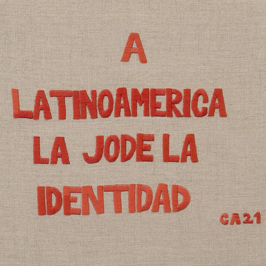 Carlos Arias Vicuña, A Latinoamérica la jode la identidad, 2021. Bordado, 30 x 30 cm. Foto cortesía del artista
