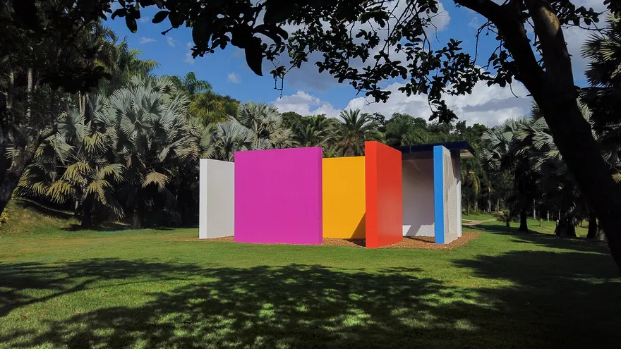 Invenção da cor, Penetrável Magic Square n.5, De Luxe (1977), Hélio Oiticica, Inhotim, Brasil. Foto: Carol Lopes