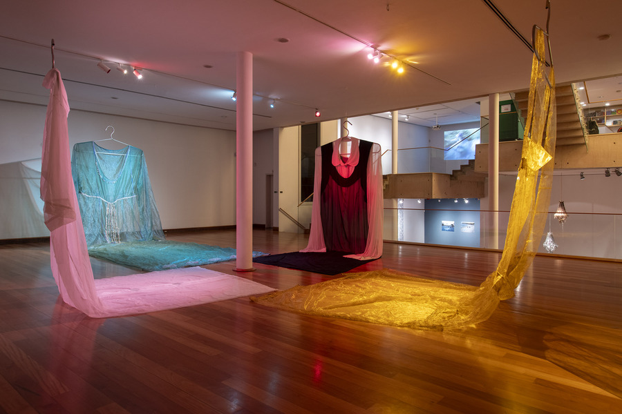 Vista de la exposición Reveladas, de Ximena Zomosa, en el Museo de Artes Visuales (MAVI) UC, Santiago, 2025. Foto: Jorge Brantmayer. Cortesía: MAVI UC