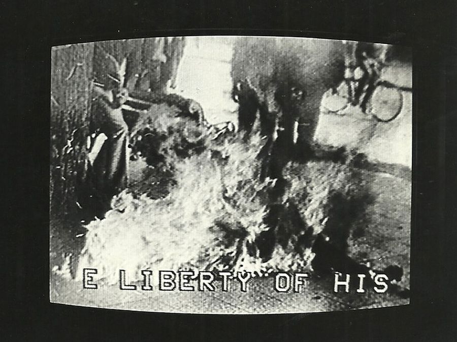 Lotty Rosenfeld, fotograma de video Paz para Sebastián Acevedo, Valparaíso, Chile 1985 © Lotty Rosenfeld. Cortesía: Fundación Lotty Rosenfeld
