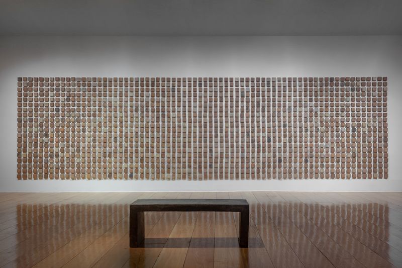 Teresa Margolles, La gran América, 2017. 1400 ladrillos creados artesanalmente con el lodo extraído del cauce del Río Grande/Río Bravo, frontera natural que divide Ciudad Juárez (México) y El Paso (Texas, EE.UU.). Foto: Arthur Mora. Cortesía: MARCO