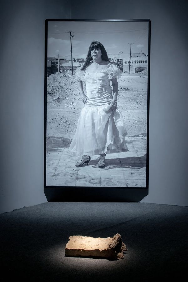 Teresa Margolles, Karla, 2016. Instalación compuesta por una fotografia impresa en blanco y negro en papel algodón, una piedra y el acta de nacimiento de Hilario Reyes Gallegos. 242 x 153 cm. Foto: Arthur Mora. Cortesía: MARCO