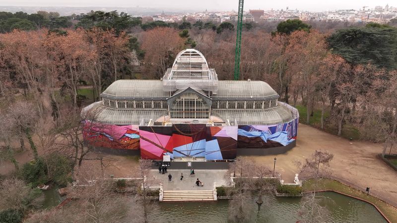 Fardo, de Andrea Canepa, en el Palacio de Cristal, Parque del Retiro, Madrid, 13 ene 2026 - 1 ene 2027. Foto cortesía Museo Reina Sofía
