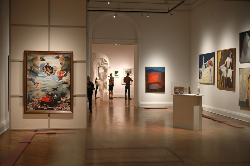 Izq: Obra de Norton Maza, representante de Chile en la 61° Bienal de Venecia, en la exposición 145 años: Historias de una Colección, MNBA, 2025-2027. Foto cortesía de Norton Maza