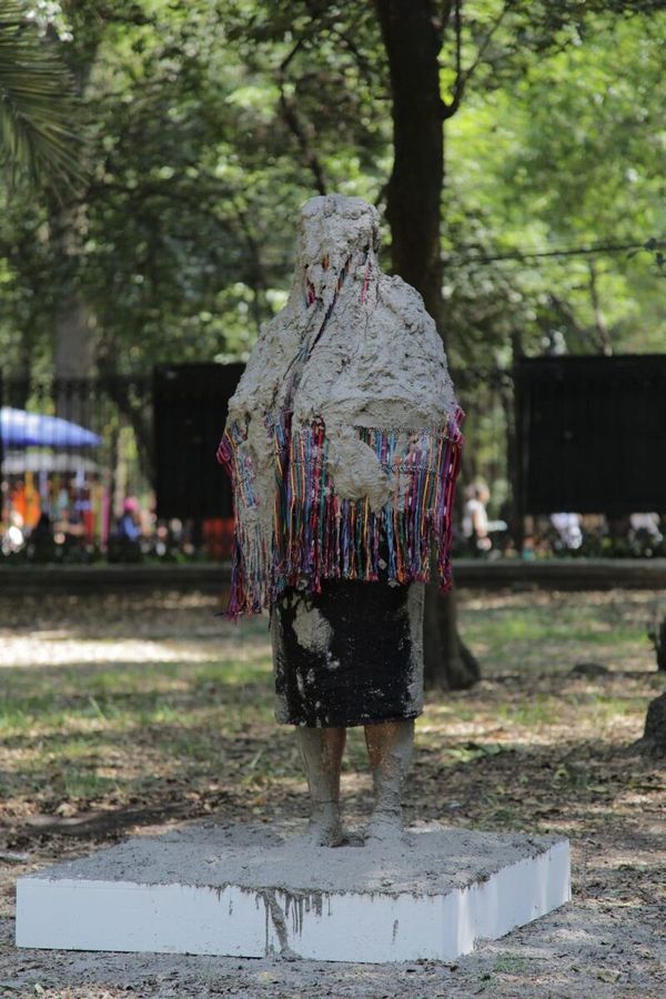 Marilyn Boror Bor, Lo que el cemento no puede cubrir. Performance en Casa del Lago UNAM, 18 de abril de 2026. Foto: Mario Rodríguez