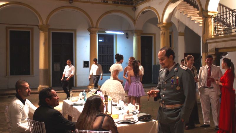 Claudia Joskowicz, Los Rastreadores, 2014. Instalación de video de dos pantallas; HDV; 23 minutos; color; sonido. Cortesía de la artista