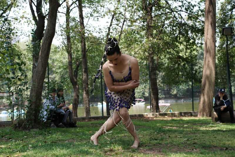 Seba Calfuqueo, Guardo mis semillas para el futuro. Performance en Casa del Lago UNAM, 18 de abril de 2026. Foto: Mara Arteaga